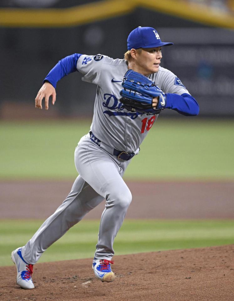 　ダイヤモンドバックス戦の１回、一塁ベースカバーに走る山本。６回無失点で12勝目を挙げた（共同）