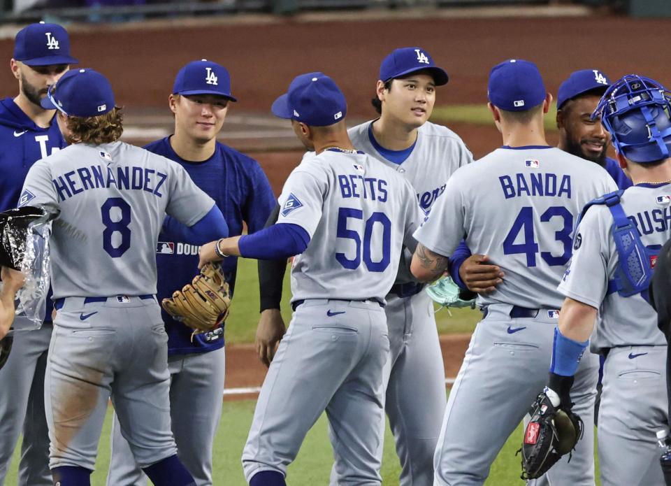 　ダイヤモンドバックスに勝利し、地区優勝を決め山本（奥左から２人目）とチームメートを迎える大谷（同３人目）＝共同