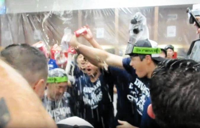 　中島トレーナーにビールをかける大谷（撮影・小林信行）