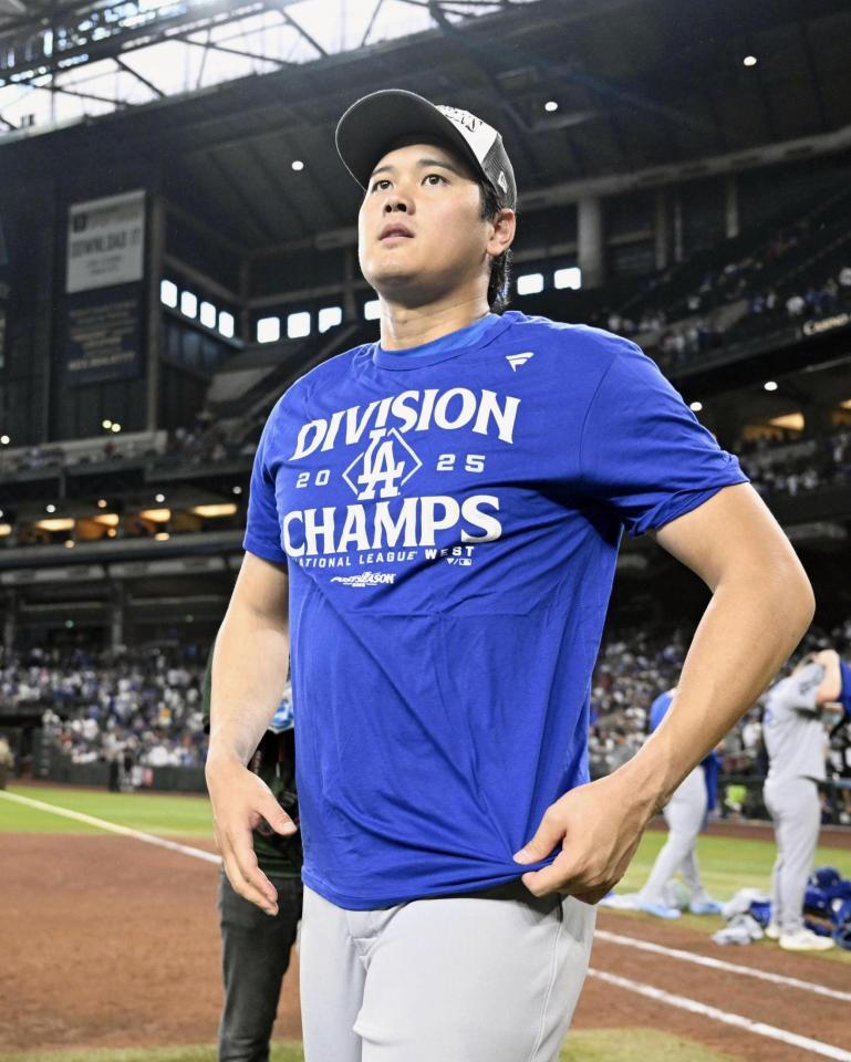 　ナ・リーグ西地区４連覇を決め、記念のＴシャツを着る大谷（共同）