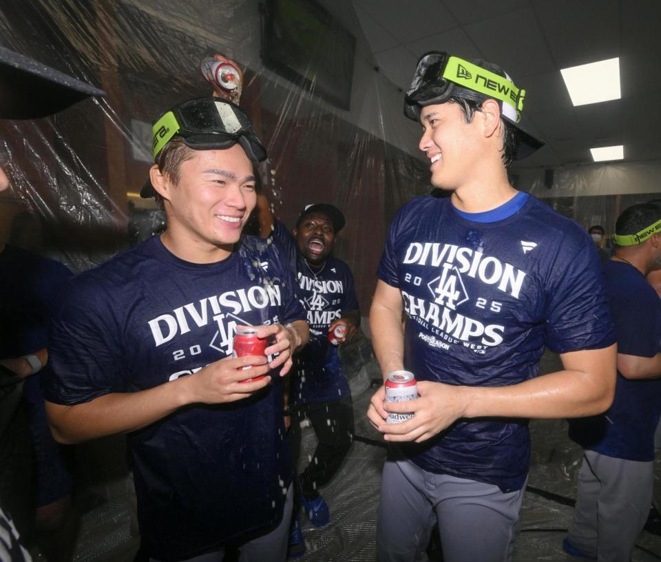 　ナ・リーグ西地区４連覇を決め、シャンパンファイトで喜ぶ山本（左）と大谷（共同）