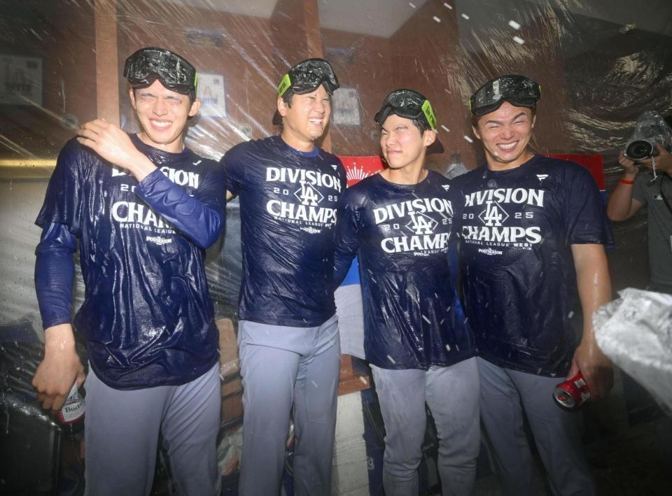 　ナ・リーグ西地区４連覇を決め、シャンパンファイトで喜ぶ（左から）佐々木、大谷、金、山本（提供・共同通信社）