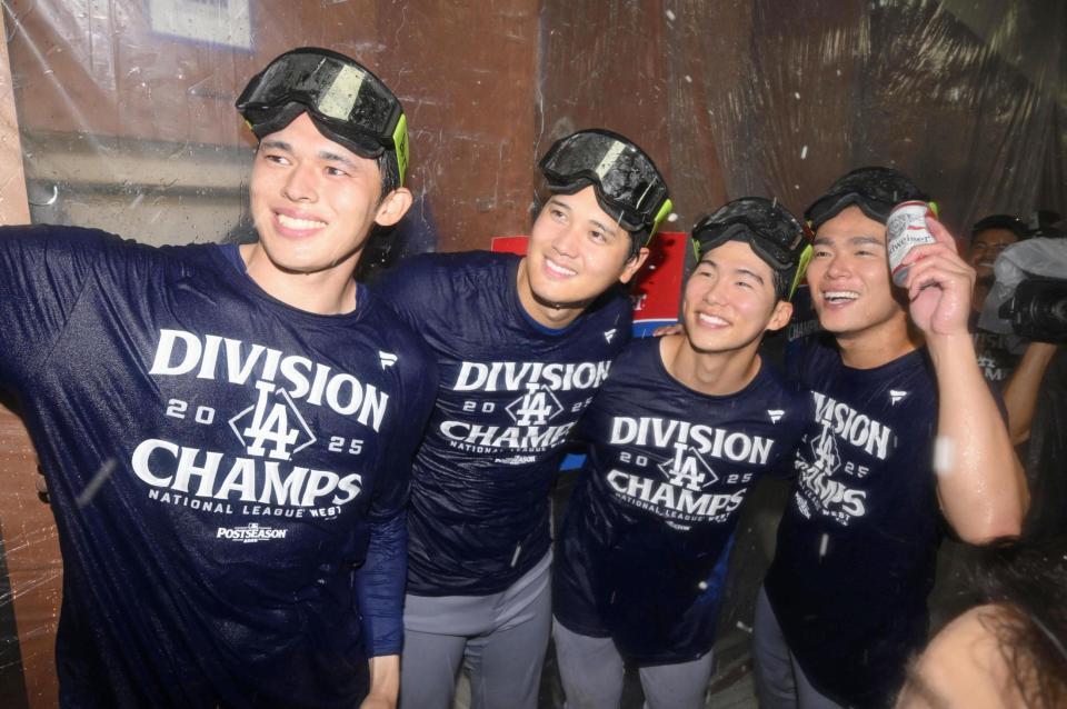 　ナ・リーグ西地区４連覇を決め、記念撮影する（左から）佐々木、大谷、金慧成、山本（共同）