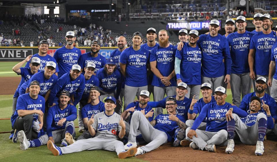 ドジャース 地区V記念撮影に人柄にじむ 大谷翔平は前で手を組み