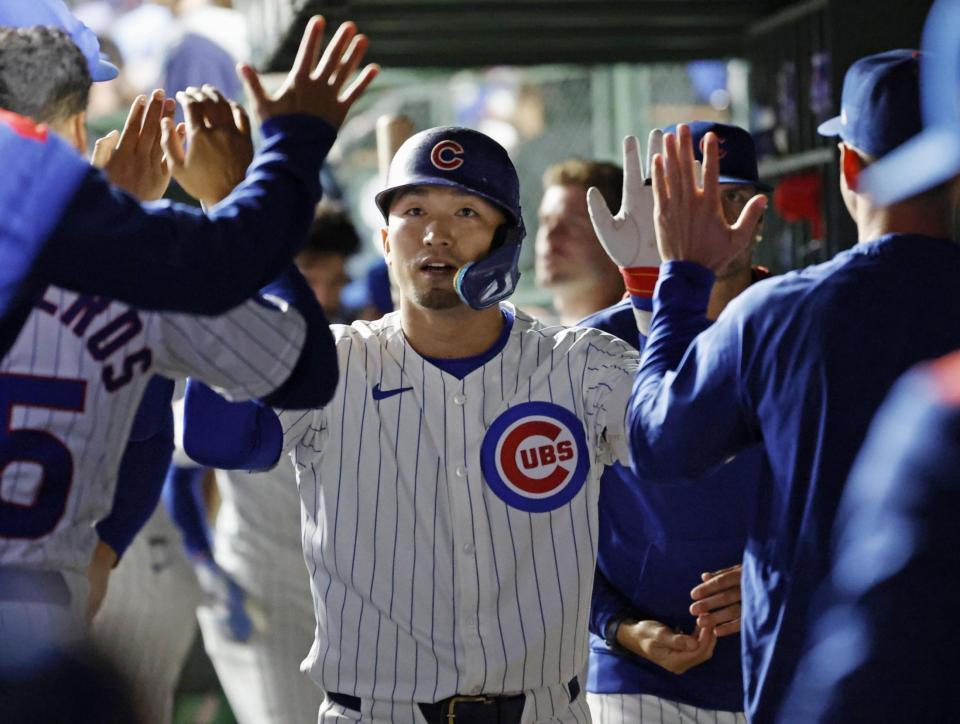 　メッツ戦の４回、28号ソロを放ちチームメートに迎えられる鈴木（共同）