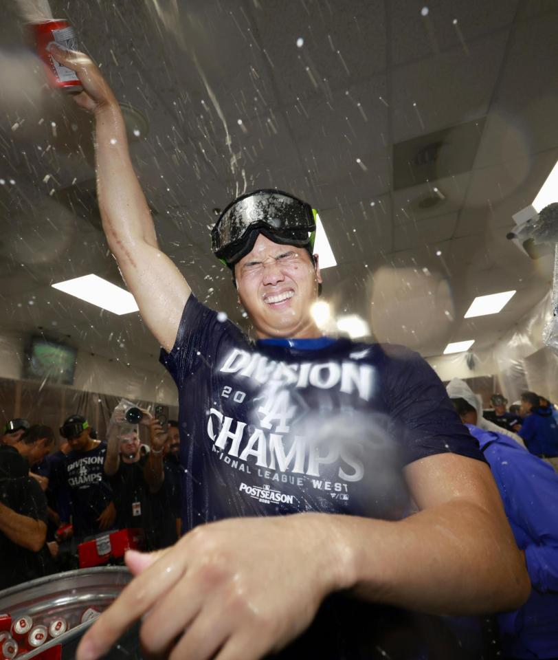 　ナ・リーグ西地区４連覇を決め、シャンパンファイトでビールをかけ合う大谷（代表撮影・共同）