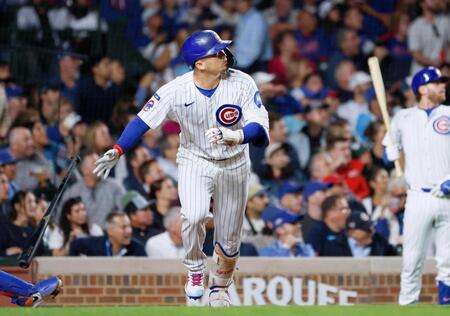 　４回、２８号ソロを放ちチームメートに迎えられるカブス・鈴木（共同）