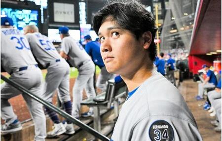 　レンズに目を向ける大谷（ジョン・スーフー／ドジャース提供）