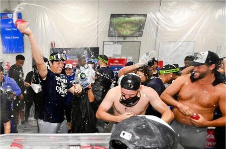 【写真】シャンパンファイトでめっちゃレアな大谷翔平のキメ顔　レンズに近づいてキリッ！