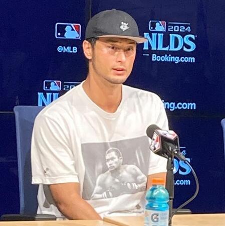 【写真】ダルビッシュ有　義兄のＴシャツをスタイリッシュに着こなす