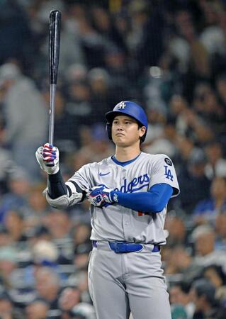 　５回、ネクストバッターズサークルに立つ大谷（共同）