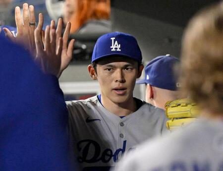 　７回に登板し、１回を１安打無失点で投げ終えベンチで迎えられる佐々木（共同）