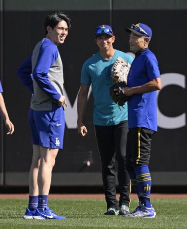 　試合前にイチローさん（右）と言葉を交わす佐々木（左）＝共同