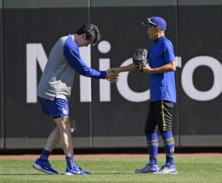 　試合前にイチローさん（右）と握手する佐々木（共同）