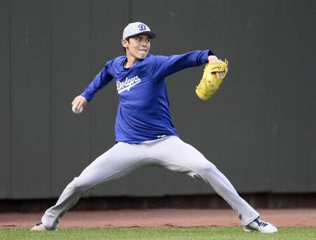 　試合前、キャッチボールする佐々木（共同）