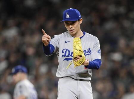 　７回、クロフォードを三ゴロに打ち取り三塁手を指さす佐々木（共同）