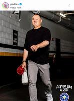 　球場入りする松井。パドレスの球団公式インスタグラム（ｐａｄｒｅｓ）より