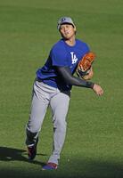 　試合前、キャッチボールする大谷（共同）