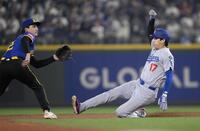 　３回、二盗を決める大谷（共同）