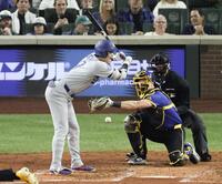 　３回、内角球に声を上げる大谷（共同）