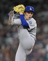 　７回に登板した佐々木（共同）