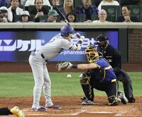 　３回、内角球に声を上げる大谷（共同）