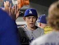 　７回に登板し、１回を１安打無失点で投げ終えベンチで迎えられる佐々木（共同）