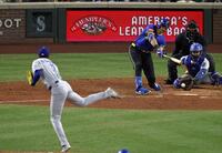 　７回、マリナーズのローリーを空振り三振に仕留める佐々木（共同）