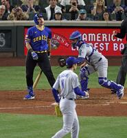 　７回、マリナーズのローリーを空振り三振に仕留めた佐々木（手前）＝共同