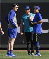 　試合前にイチローさん（右）と言葉を交わす佐々木（左）＝共同