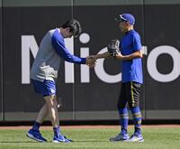 　試合前にイチローさん（右）と握手する佐々木（共同）