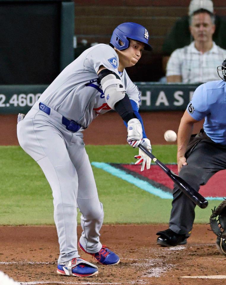 　４回、５４号２ランを放つ大谷（共同）