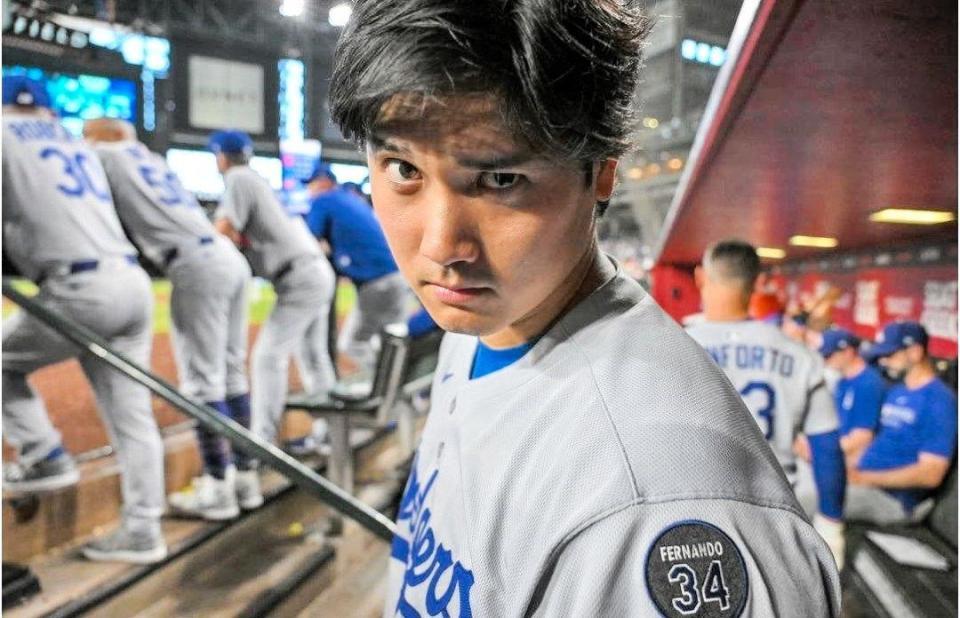 　レンズに向かってキメ顔をする大谷（ジョン・スーフー／ドジャース提供）