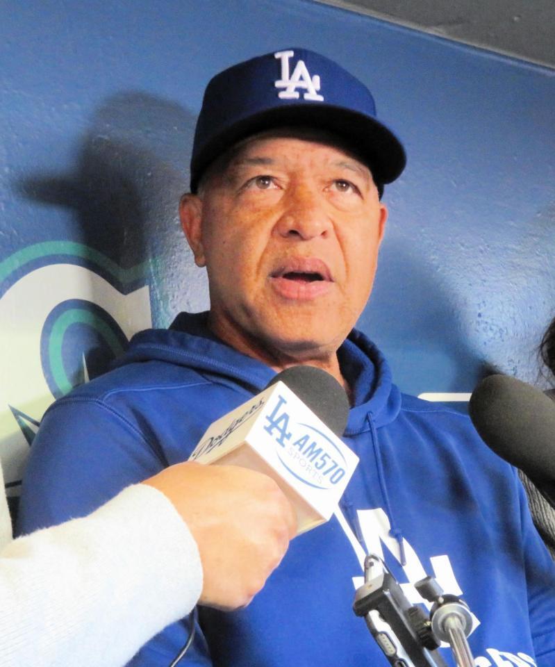 　試合前のベンチで報道陣の質問に答えるロバーツ監督（撮影・小林信行）