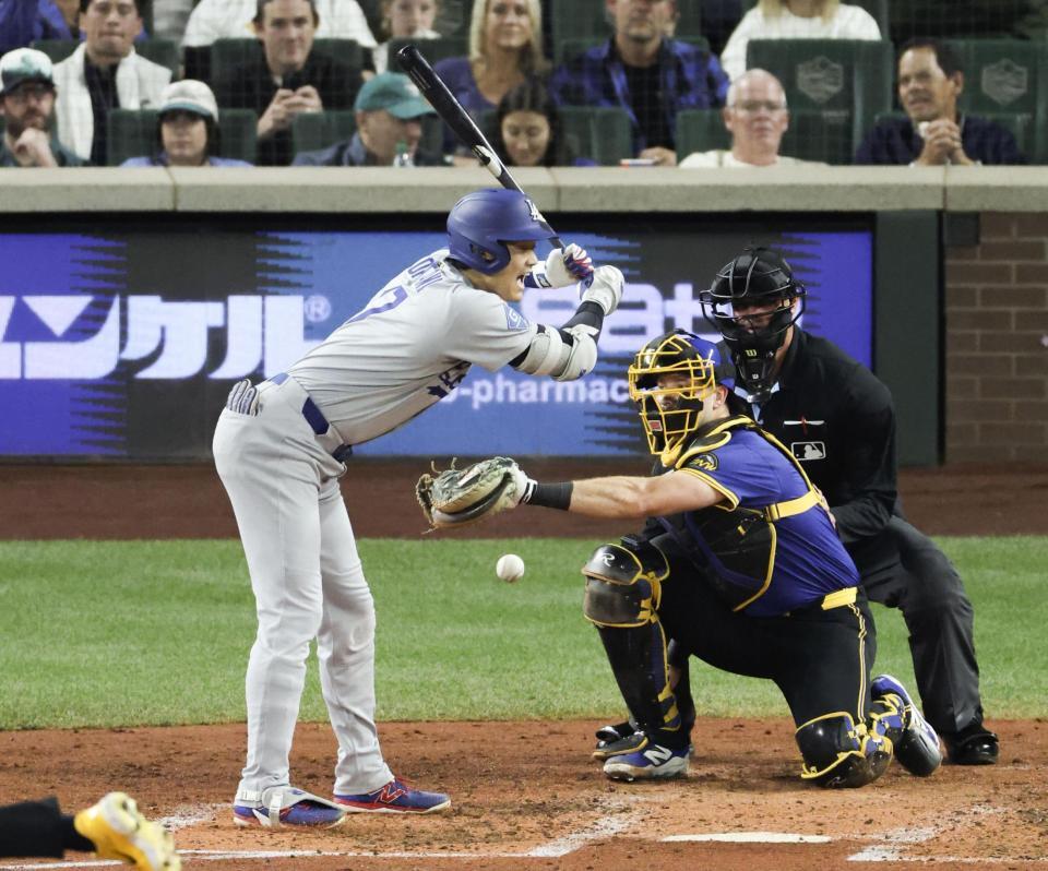 　３回、内角球に声を上げる大谷（共同）