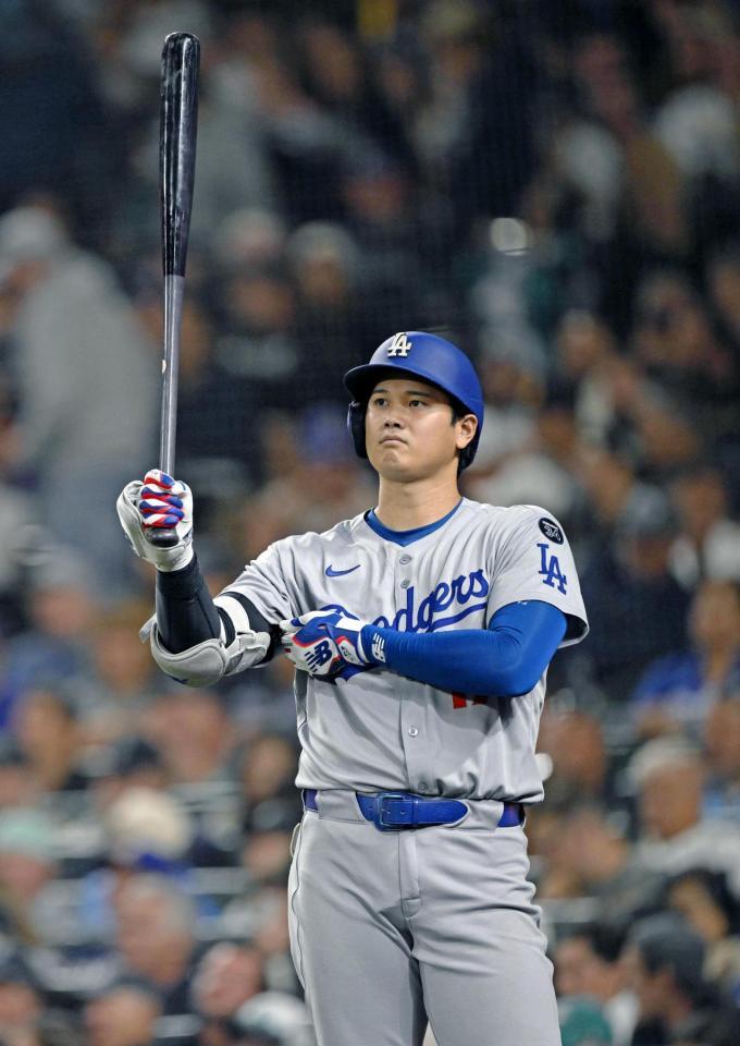 　５回、ネクストバッターズサークルに立つ大谷（共同）