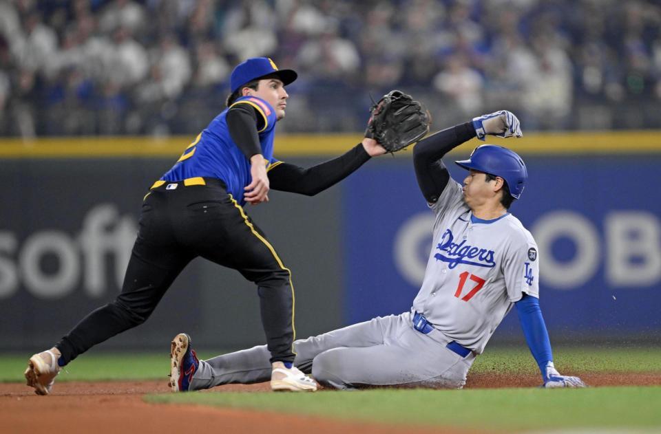 　３回、二盗を決める大谷（共同）