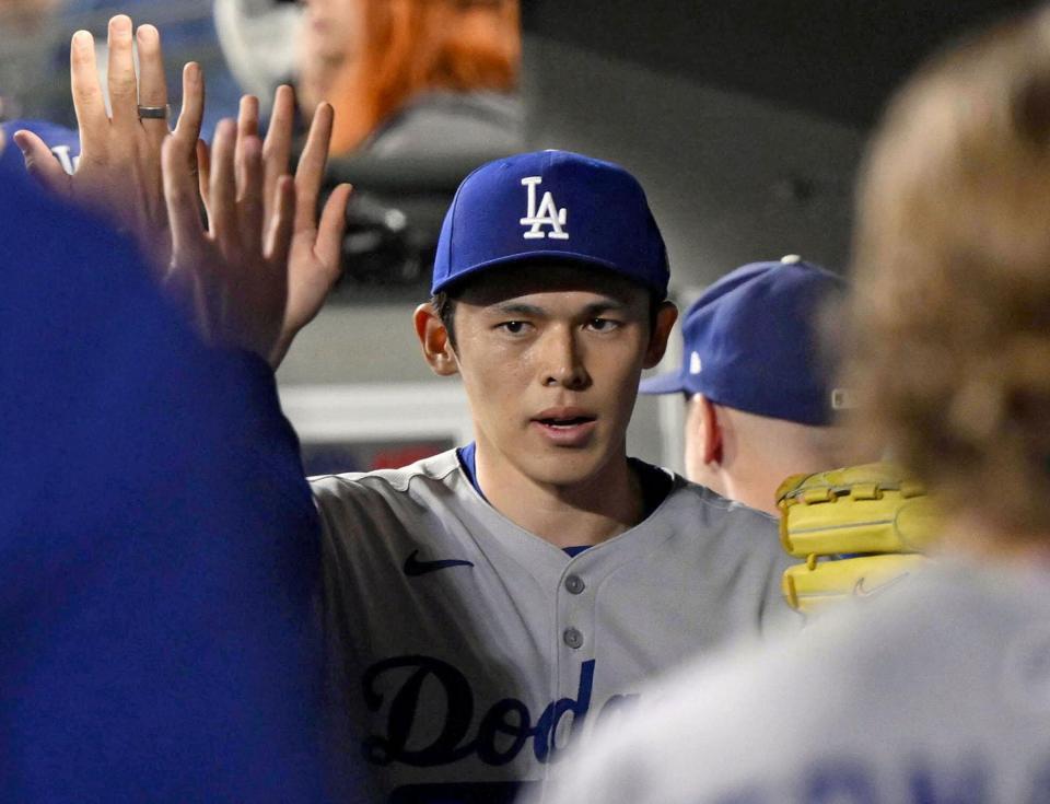 　７回に登板し、１回を１安打無失点で投げ終えベンチで迎えられる佐々木（共同）