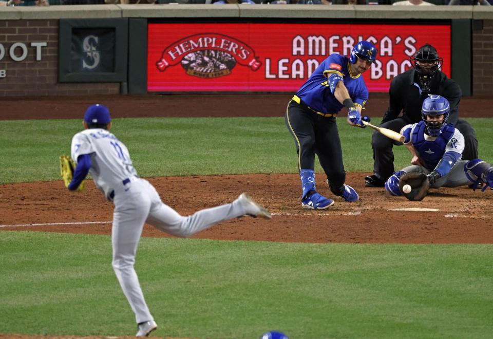 　７回、マリナーズのローリーを空振り三振に仕留める佐々木（共同）