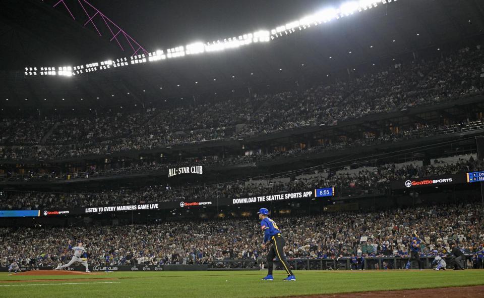 　７回、ローリー（右）と対戦する佐々木（共同）