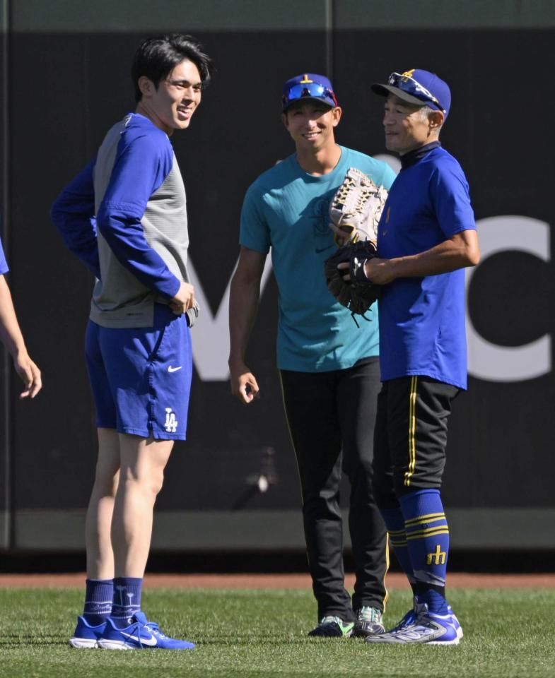 　試合前にイチローさん（右）と言葉を交わす佐々木（左）＝共同