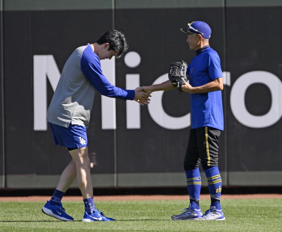 　試合前にイチローさん（右）と握手する佐々木（共同）