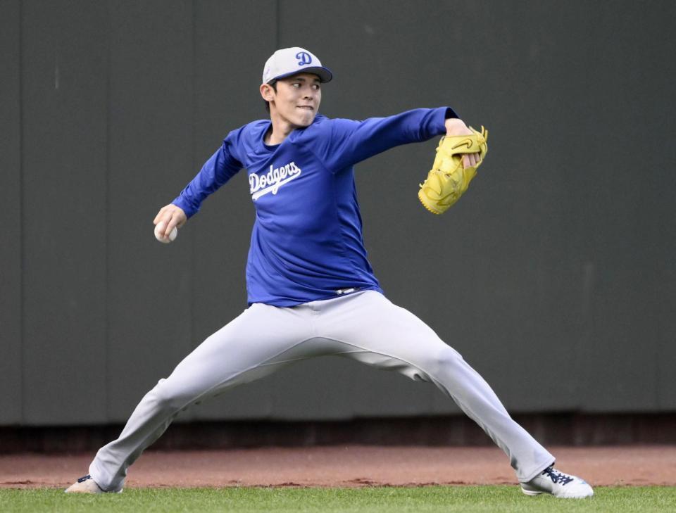 　試合前、キャッチボールする佐々木（共同）