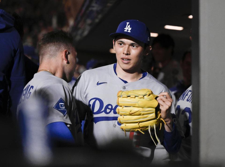 　７回に登板し、１回を１安打無失点で投げ終えベンチで迎えられる佐々木（共同）