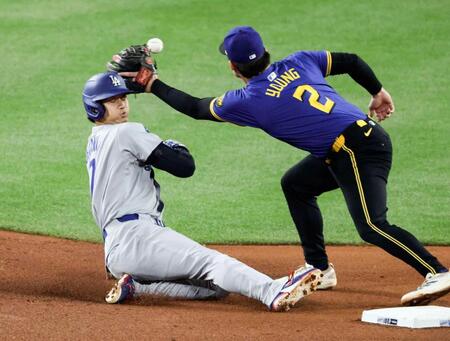大谷翔平　史上初！２度目「５０－２０」達成　無安打も３０試合連続出塁　本塁打王争いトップと２差