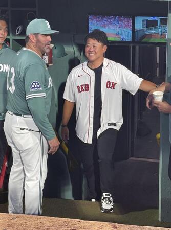 　始球式を行う前にバリテックさん（左）と話す松坂大輔さん（共同）