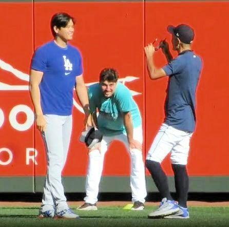 大谷翔平、試合前にイチロー氏と対面　帽子を取ってあいさつ　４分間話し込む　レジェンドの言葉に何度もうなずく
