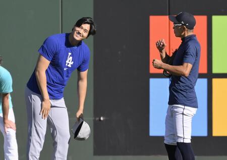 　試合前、イチローさん（右）と話す大谷（共同）