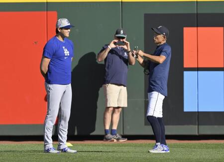 　試合前、イチローさん（右）と話す大谷（共同）