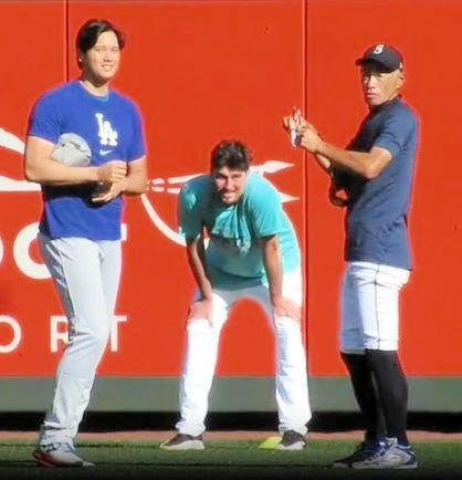 　試合前のフィールドで言葉を交わすイチロー氏と大谷（撮影・小林信行）